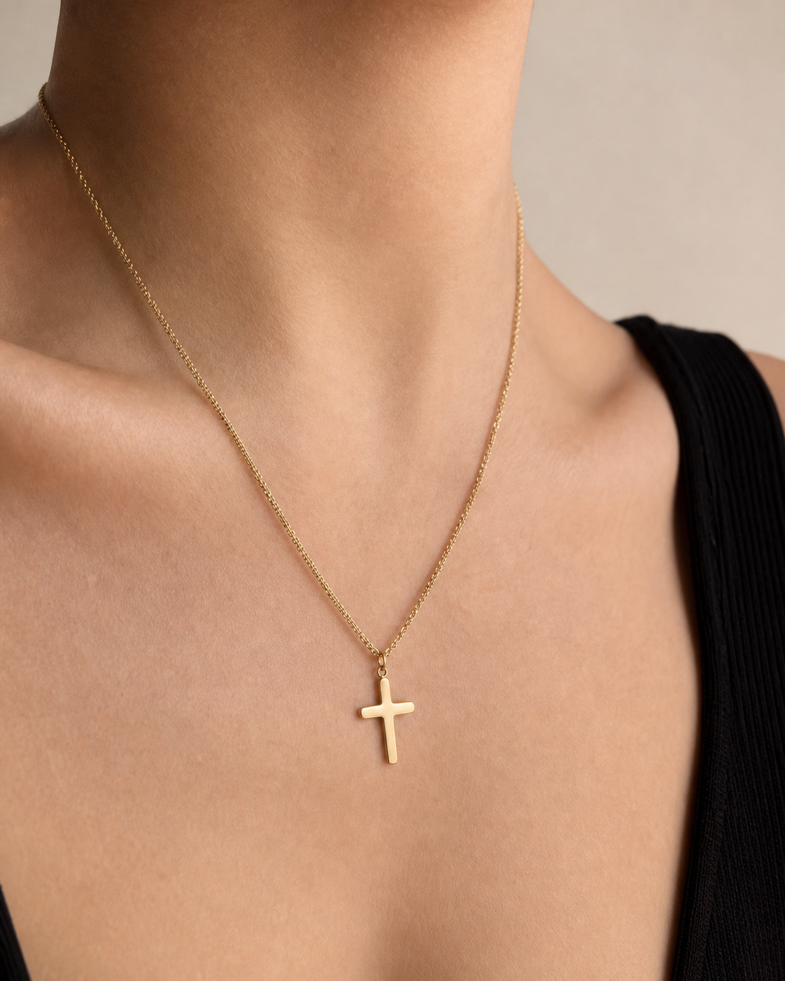 Collar Cruz de Fe puesto sobre modelo